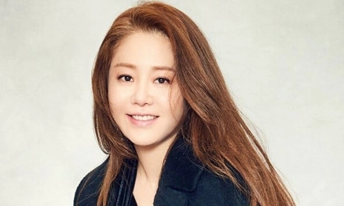 Go Hyun Jung: trong vai người mẹ sát thủ, màn hóa thân khiến khán giả vừa sợ hãi vừa thương cảm.