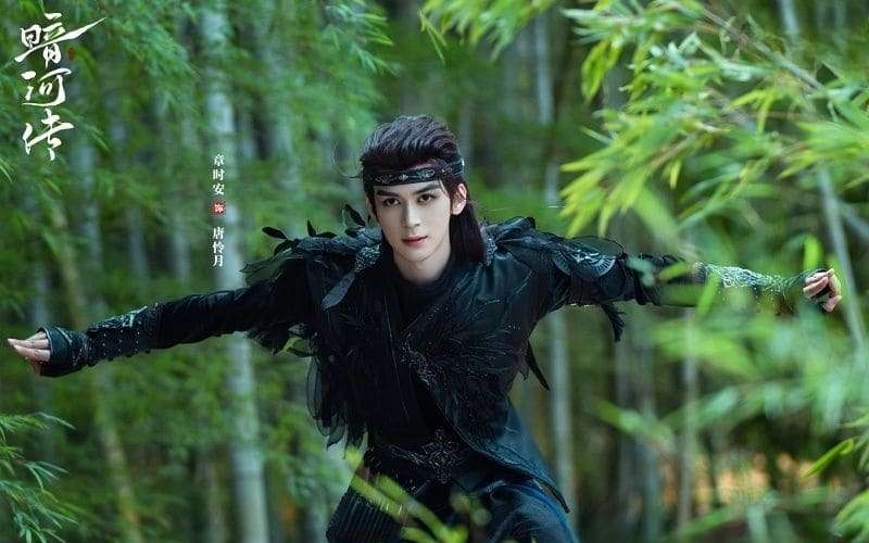 Cảnh phim Ám Hà Truyện (Blood River) – nhân vật chính trong trang phục đen di chuyển giữa rừng trúc, ánh mắt quyết liệt.