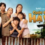 Poster phim Cuộc Chiến Hạ Lưu – VieON Original, gia đình đứng trước hàng rào hoen gỉ trong bối cảnh miền Tây.