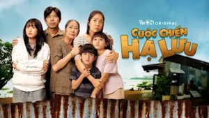 Poster phim Cuộc Chiến Hạ Lưu – VieON Original, gia đình đứng trước hàng rào hoen gỉ trong bối cảnh miền Tây.