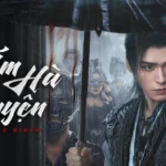 Poster phim Ám Hà Truyện (Blood River) – nhân vật chính cầm ô giữa màn mưa, phía sau là những kẻ đeo mặt nạ bí ẩn.