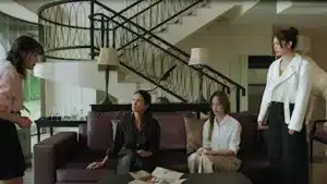 Cảnh phim với bốn nhân vật nữ đang đối thoại trong phòng khách sang trọng.