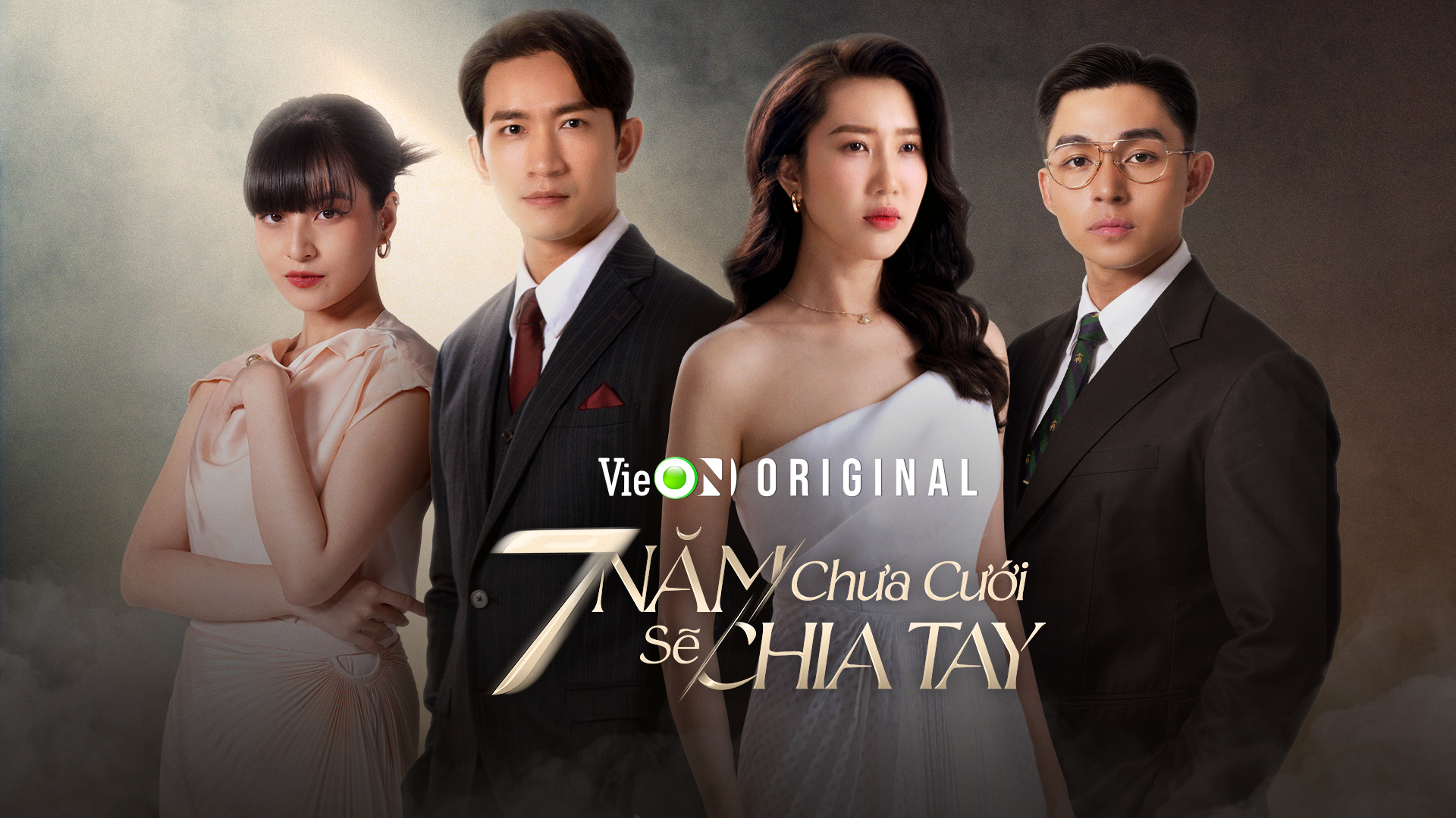 Poster phim 7 Năm Chưa Cưới Sẽ Chia Tay của VieON với bốn nhân vật chính trong phong cách thanh lịch.