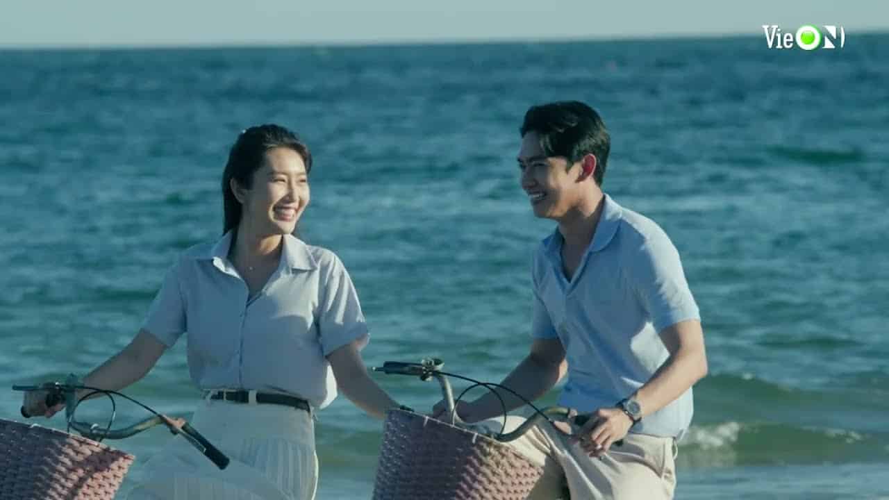 Cảnh hai nhân vật chính trong phim 7 Năm Chưa Cưới Sẽ Chia Tay đạp xe cùng nhau trên bãi biển, VieON.
