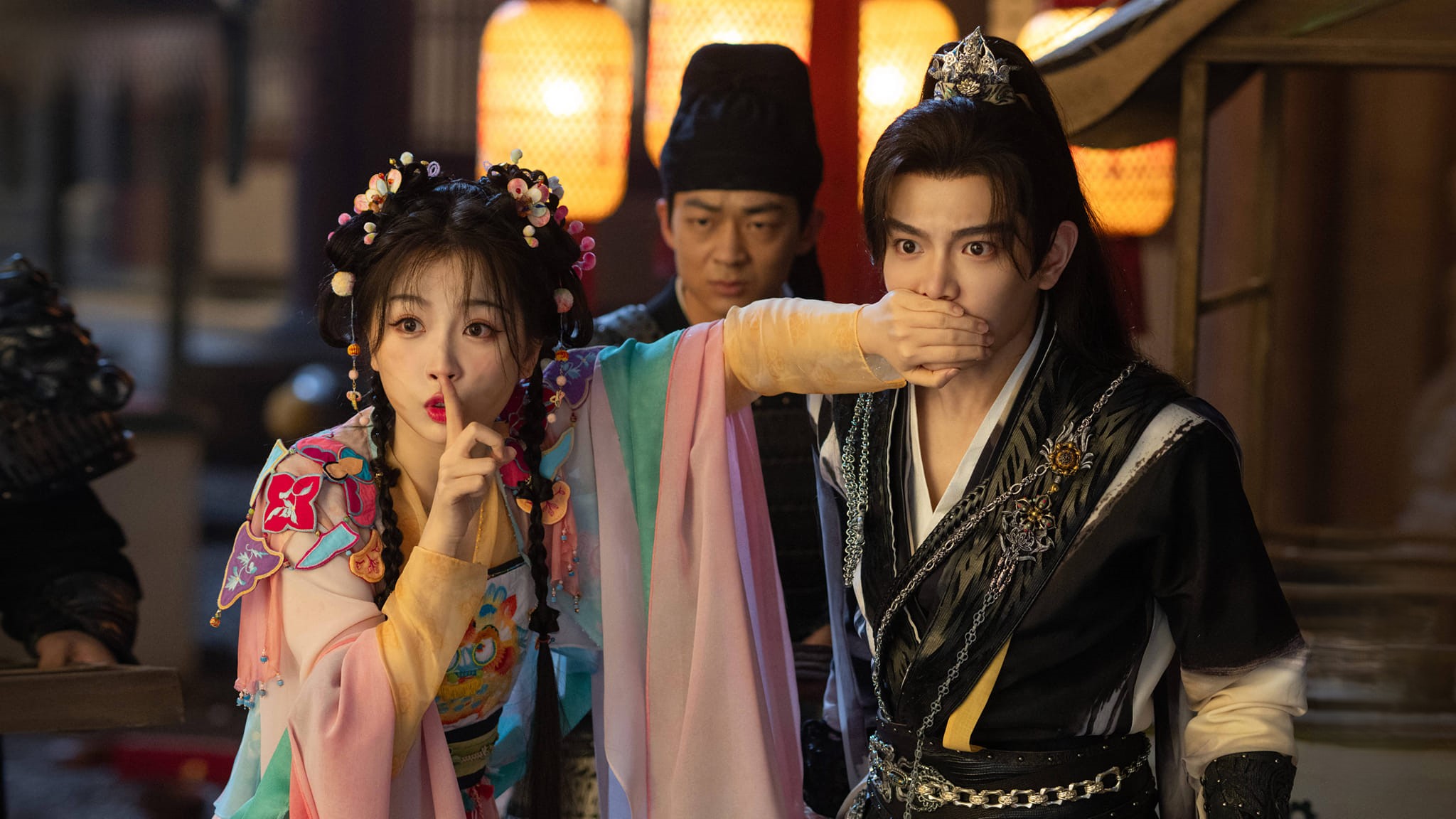 Cảnh phim Vĩnh Dạ Tinh Hà – Love Game in Eastern Fantasy với khoảnh khắc nữ chính ra hiệu giữ im lặng bên cạnh nam chính, giữa bối cảnh cổ trang ban đêm.