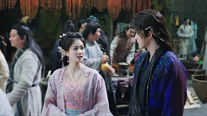 Cảnh phim Bạch Nguyệt Phạn Tinh – Moonlight Mystique với hình ảnh nam – nữ chính trò chuyện giữa khu chợ cổ trang đông đúc.