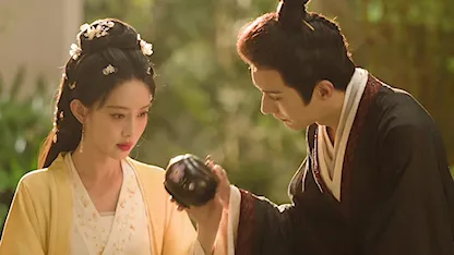 Cảnh phim Đào Hoa Ánh Giang Sơn – The Princess’s Gambit với khoảnh khắc nam chính đưa vật phẩm cho nữ chính trong khung cảnh cổ trang lãng mạn.