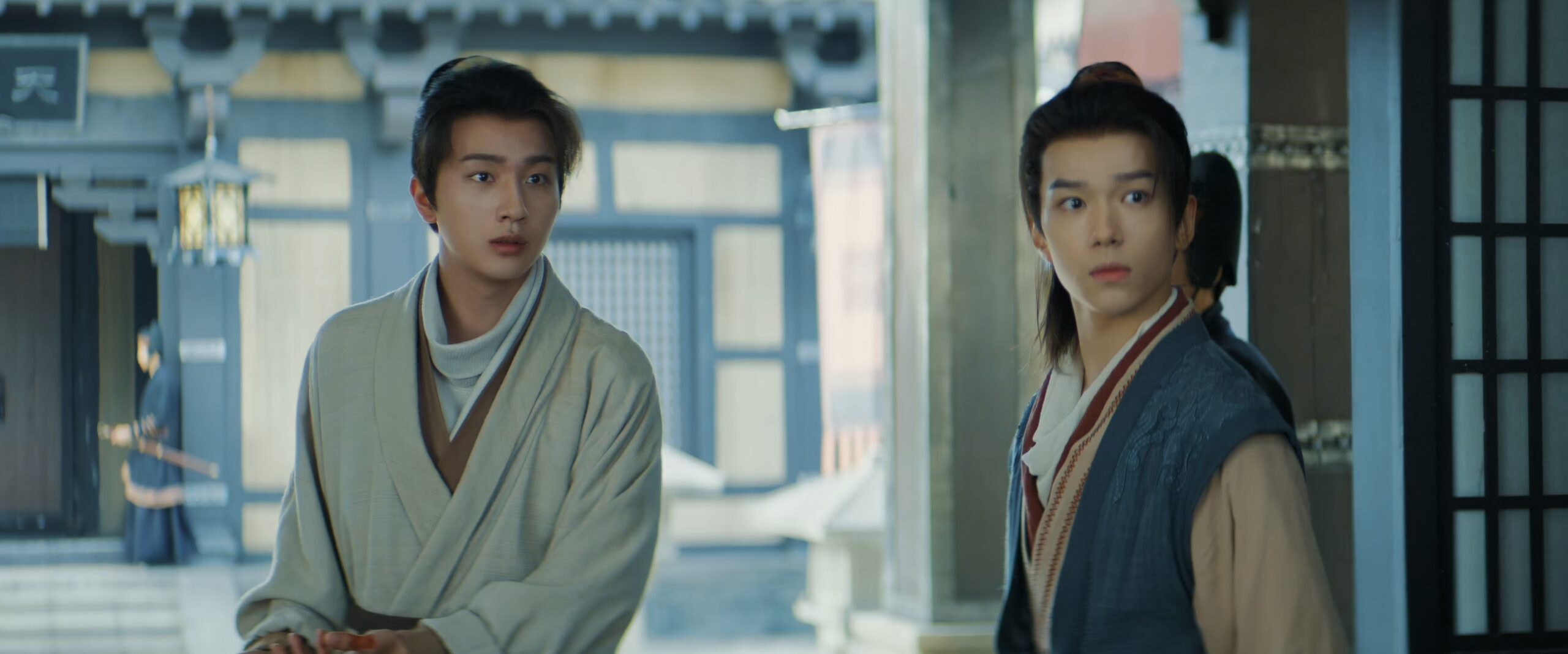 Cảnh phim Ánh Sáng Thiên Thư – Treasure at Dawn với hình ảnh hai nam nhân vật chính trong trang phục cổ trang, quay đầu cảnh giác giữa sảnh lớn.