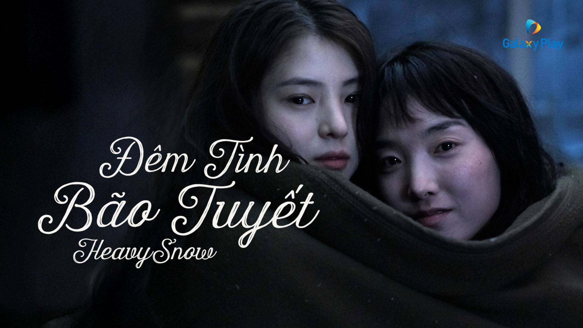 Poster phim Đêm Tình Bão Tuyết – Heavy Snow với hình ảnh hai nữ chính ôm nhau trong đêm tuyết lạnh, gương mặt đẫm cảm xúc.