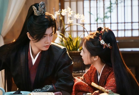 Cảnh thân mật giữa hoàng đế Tiêu Hoán và Lăng Thương Thương trong phim cổ trang Phượng Hoàng Đài Thượng.