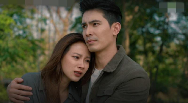 Cảnh phim Thiên Sứ Tội Lỗi – The Lady and Her Lovers với khoảnh khắc nữ chính tựa vào vai nam chính giữa không gian ngoài trời đầy cảm xúc.