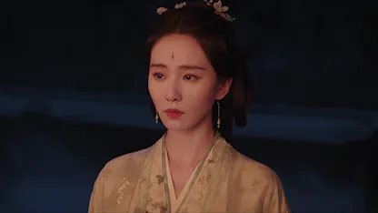 Cảnh phim Hoài Thủy Trúc Đình (Fox Spirit Matchmaker: Love in Pavilion) với hình ảnh nữ nhân vật trong trang phục cổ trang tông vàng, biểu cảm trầm lắng.