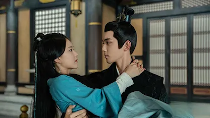 Hình ảnh poster phim Tinh Hán Xán Lạn (Love Like the Galaxy) nổi bật với khoảnh khắc cặp đôi chính đối diện nhau trong không gian ấm áp, trang phục đỏ tượng trưng cho tình yêu mãnh liệt và số phận gắn kết. Bố cục gần cùng ánh sáng vàng dịu làm nổi bật cảm xúc lãng mạn, sâu lắng – đặc trưng của dòng ngôn tình cổ trang Trung Quốc. Bức ảnh phù hợp cho các bài viết review phim, giới thiệu cốt truyện, phân tích mối quan hệ nhân vật hoặc chuyên mục tổng hợp phim cổ trang tình cảm Hoa ngữ, giúp tăng mức độ liên quan cho các từ khóa:“Tinh Hán Xán Lạn”, “Love Like the Galaxy”, “phim cổ trang ngôn tình”, “phim Trung Quốc lãng mạn”, “poster phim Hoa ngữ”.