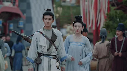 Cảnh phim Vô Ưu Độ – The Demon Hunter’s Romance với hình ảnh nam – nữ chính cùng sải bước giữa phố cổ, trong trang phục cổ trang.